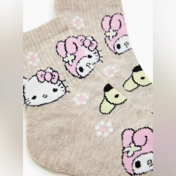 NWT One Size Sanrio Quarter Socks - Picture 2 of 3